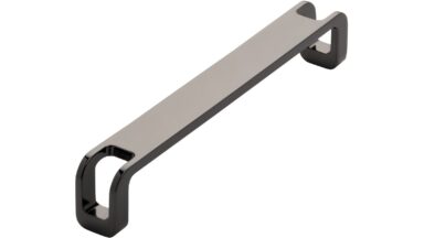 Griff Gernsbach Druckguss Schwarz chrom - 169 mm lang vor weißem Hintergrund