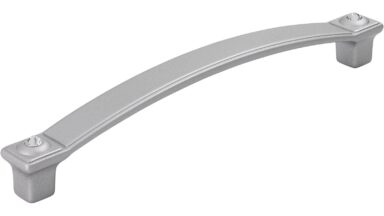 Griff Gunzenhausen Druckguss alufarbig pulverbeschichtet swarovski® kristalle - 142 mm lang vor weißem Hintergrund