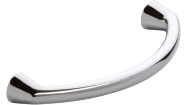Griff Halberstadt Druckguss chrom glänzend - 73 mm lang  vor weißem Hintergrund