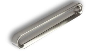 Griff Halstenbek Druckguss vernickelt feingeschliffen - 182 mm lang  vor weißem Hintergrund