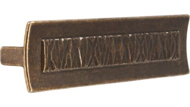 Griff Hille Druckguss altmessingfarbig brüniert getrommelt - 138 mm lang  vor weißem Hintergrund