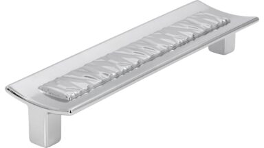 Griff Hille Druckguss chrom glänzend - 138 mm lang vor weißem Hintergrund