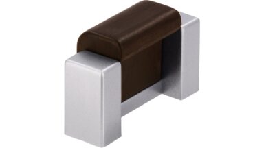 Griff Holzgerlingen Kunststoff holzeffekt nussbraun metallisiert chrom - 40 mm lang vor weißem Hintergrund