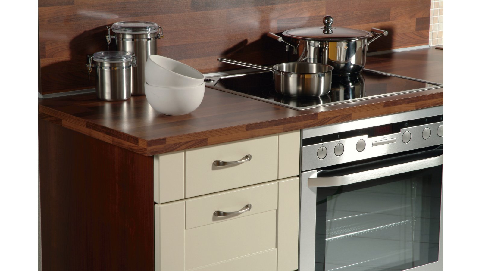 Moebelgriff-Illingen-edelstahlfarbig-edelstahlfarbig-Edelstahl-Stahl-Zinkdruckguss-laenge-118-648504-anwendung Griff Illingen Druckguss edelstahleffekt - 118 mm lang vor weißem Hintergrund