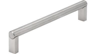 Griff Jüchen Edelstahl fein geschliffen - 204 mm lang  vor weißem Hintergrund