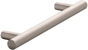 Griff Kaltenkirchen Druckguss vernickelt feingeschliffen - 135 mm lang  vor weißem Hintergrund