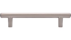 Griff Kaltenkirchen Druckguss vernickelt feingeschliffen - 135 mm lang  vor weißem Hintergrund