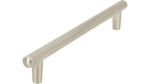 Griff Kaltenkirchen Druckguss vernickelt feingeschliffen - 157 mm lang vor weißem Hintergrund