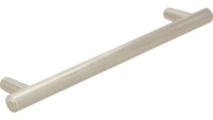 Griff Kaltenkirchen Druckguss vernickelt feingeschliffen - 157 mm lang  vor weißem Hintergrund