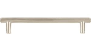 Griff Kaltenkirchen Druckguss vernickelt feingeschliffen - 157 mm lang  vor weißem Hintergrund