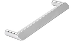 Griff Kierspe Druckguss chrom glänzend - 138 mm lang  vor weißem Hintergrund