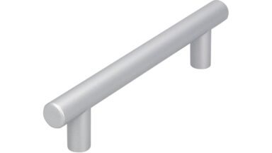 Griff Koblenz Kunststoff metallisiert weißaluminium - 130 mm lang vor weißem Hintergrund
