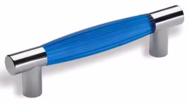 Griff Köln Kunststoff glaseffekt blau metallisiert chrom glänzend - 127 mm lang vor weißem Hintergrund