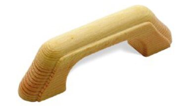 Griff Krumbach Holz kiefer natur lackiert - 88 mm lang vor weißem Hintergrund