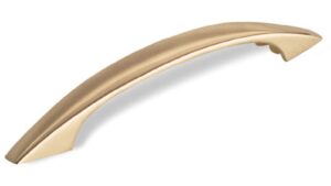 Griff Laatzen Druckguss glänzend vermessingt - 124 mm lang vor weißem Hintergrund