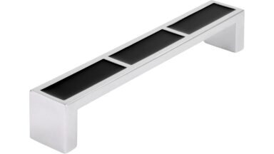 Griff Loxstedt Druckguss chrom glänzend schwarz - 136 mm lang  vor weißem Hintergrund