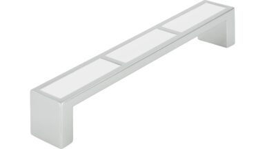 Griff Loxstedt Druckguss chrom glänzend weiß - 136 mm lang  vor weißem Hintergrund