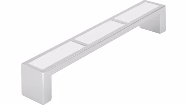 Griff Loxstedt Druckguss chrom glänzend weiß - 136 mm lang vor weißem Hintergrund