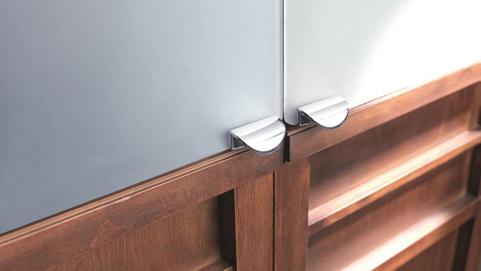 Griff Luckau Kunststoff metallisiert - chrom glänzend - 42 mm lang  vor weißem Hintergrund