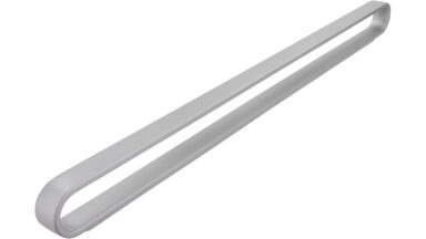Griff Luckenwalde Druckguss alufarbig pulverbeschichtet - 364 mm lang vor weißem Hintergrund