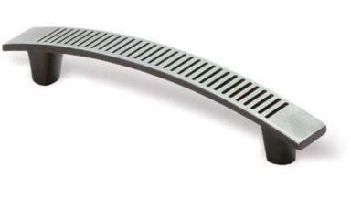 Griff Ludwigsfelde Druckguss eisenfarbig brüniert getrommelt - 120 mm lang  vor weißem Hintergrund