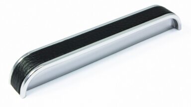 Griff Lügde Kunststoff metallisiert - chrom glänzend, Lederstruktur - schwarz - 153 mm lang  vor weißem Hintergrund