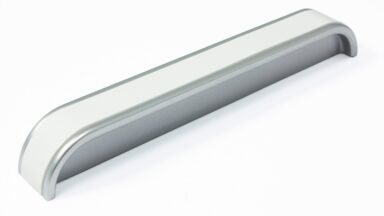Griff Lügde Kunststoff metallisiert - chrom, Kunststoff glasiert - weiß hochglanz - 152 mm lang  vor weißem Hintergrund