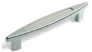 Griff Maintal Druckguss - Kunststoff chrom glänzend edelstahl - 160 mm lang vor weißem Hintergrund