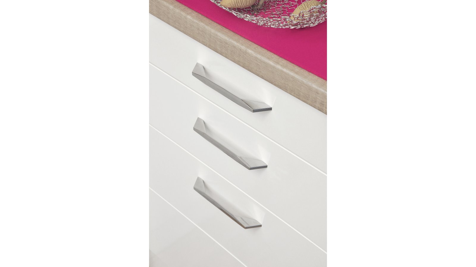 Griff Malente Druckguss chrom glänzend - 183 mm lang  vor weißem Hintergrund