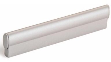 Griff Metzingen Druckguss alufarbig pulverbeschichtet - 146 mm lang vor weißem Hintergrund