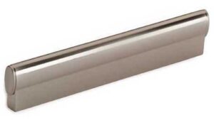 Griff Metzingen Druckguss vernickelt feingeschliffen - 146 mm lang vor weißem Hintergrund