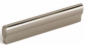 Griff Metzingen Druckguss matt vernickelt - 146 mm lang vor weißem Hintergrund