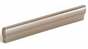 Griff Metzingen Druckguss vernickelt feingeschliffen - 177 mm lang vor weißem Hintergrund