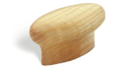 Griff Mömbris Holz esche natur lackiert - 61 mm lang vor weißem Hintergrund