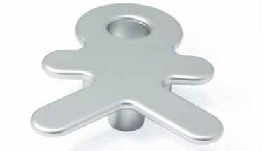 Griff Mörlenbach Kunststoff metallisiert - chrom - 105 mm lang vor weißem Hintergrund