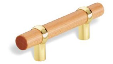 Griff Montabur Holz - ahorn natur lackiert, Zinkdruckguß - glänzend vermessingt - 166 mm lang vor weißem Hintergrund
