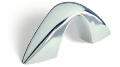Griff Mülsen Kunststoff chrom glänzend - 64 mm lang vor weißem Hintergrund