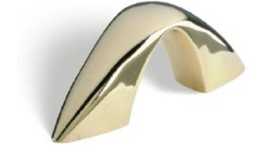 Griff Mülsen Kunststoff gold glänzend - 64 mm lang vor weißem Hintergrund