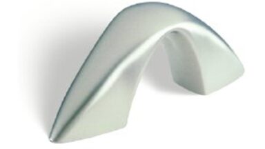 Griff Mülsen Kunststoff nickel matt - 64 mm lang vor weißem Hintergrund