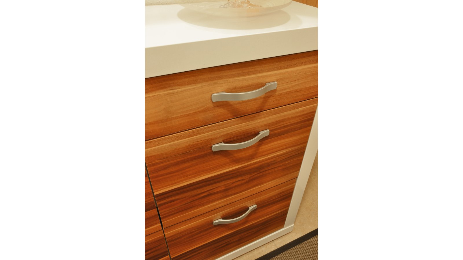 Griff Murnau Kunststoff metallisiert weißaluminium - 184 mm lang  vor weißem Hintergrund