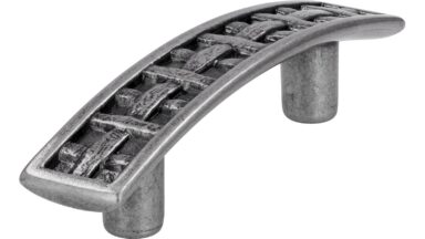 Griff Neckarsulm Druckguss altsilberfarbig - 106 mm lang vor weißem Hintergrund