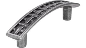 Griff Neckarsulm Druckguss altsilberfarbig - 126 mm lang vor weißem Hintergrund