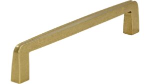 Griff Neuhof Druckguss messingfarbig getrommelt matt - 172 mm lang vor weißem Hintergrund