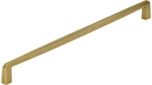 Griff Neuhof Druckguss messingfarbig getrommelt matt - 332 mm lang vor weißem Hintergrund