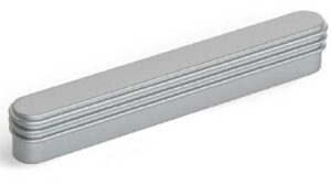 Griff Neusäß Druckguss alufarbig pulverbeschichtet - 146 mm lang vor weißem Hintergrund