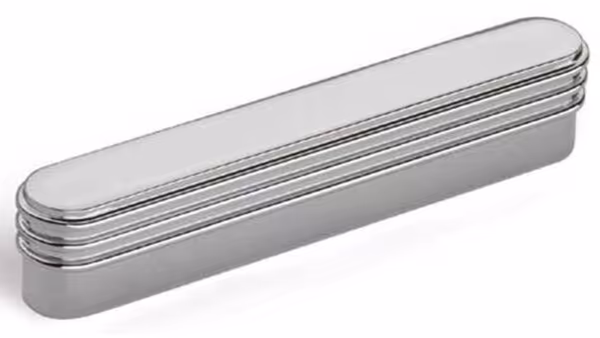 Griff Neusäß Druckguss chrom glänzend - 114 mm lang vor weißem Hintergrund