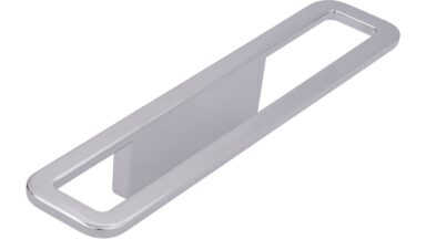 Griff Niederzier Druckguss chrom glänzend - 166 mm lang vor weißem Hintergrund