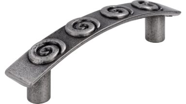 Griff Nordenham Druckguss altsilberfarbig - 125 mm lang vor weißem Hintergrund