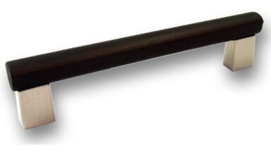 Griff Oestrich-Winkel Holz - Druckguss braun gebeizt lackiert vernickelt feingeschliffen - 138 mm lang vor weißem Hintergrund