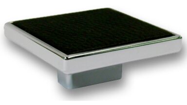 Griff Olbernhau Kunstleder - Kunststoff metallisiert chrom glänzend schwarz - 60 mm lang vor weißem Hintergrund